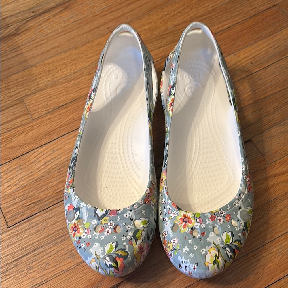 CROCS Women's Floral Pattern Flats - Gray and Yellow